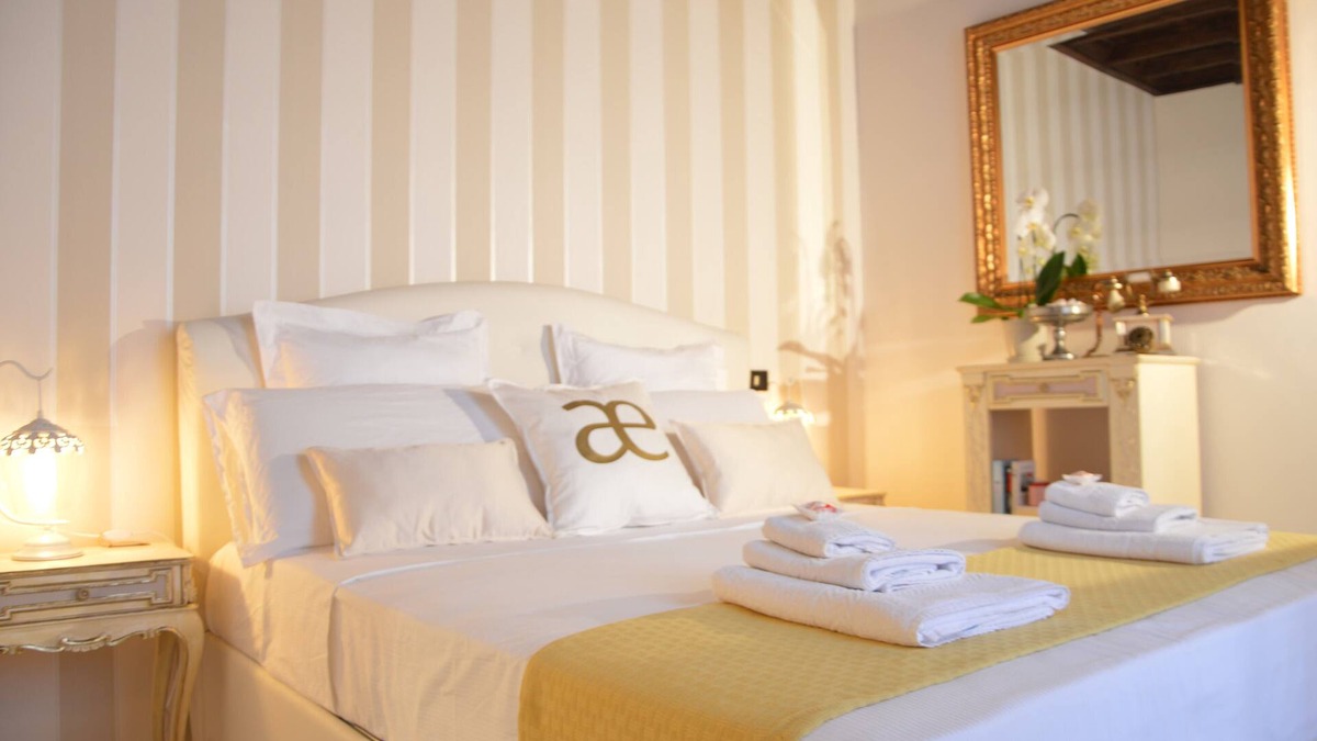 Rione IX Pigna Apartment | Historic Center - Elegant Apartment with Charming Antiques - Raffaello Inn