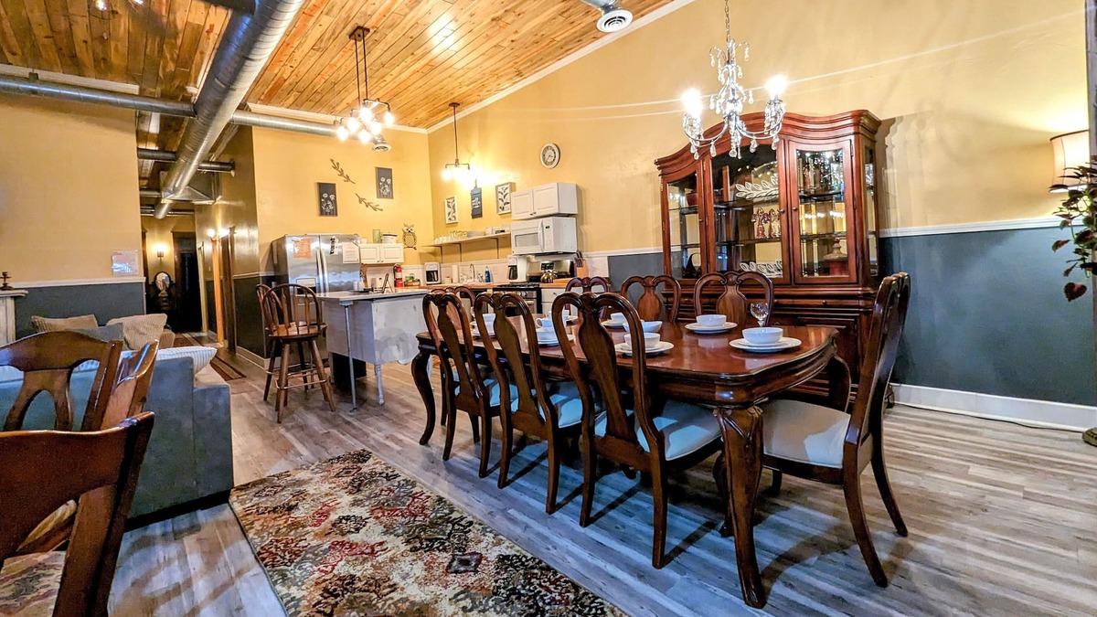 Whitewood Condo | Historic Centralized Victorian Downtown Condo Close To All Tourist Attractions