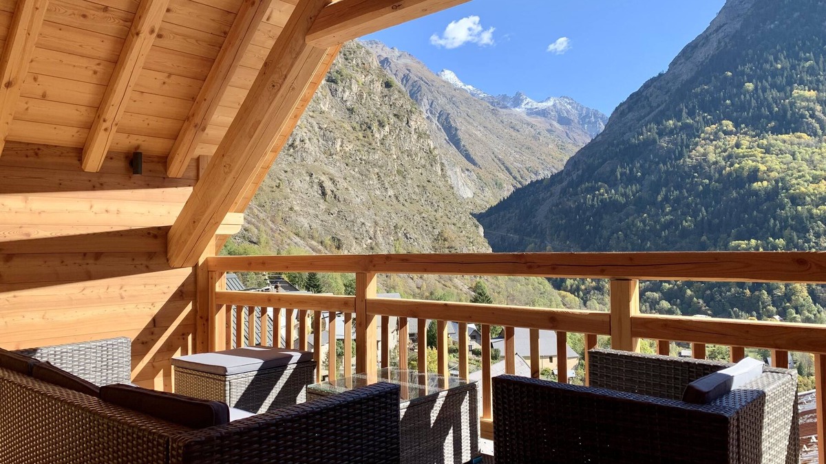 Venosc Ski Chalet | Historic chalet in centre Venosc, uninterrupted mountain views,10 mins from lift