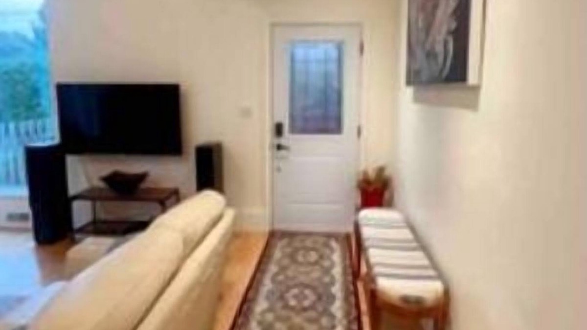 Chambly House | Historic Chambly, 5 minute walk to lake, restaurants, groceries. Quiet street