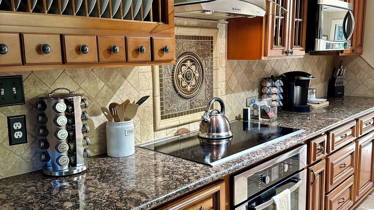 Cralgmeade House | Historic Charm - 5 miles to Downtown, Opry & Airport! Hot Tub included.