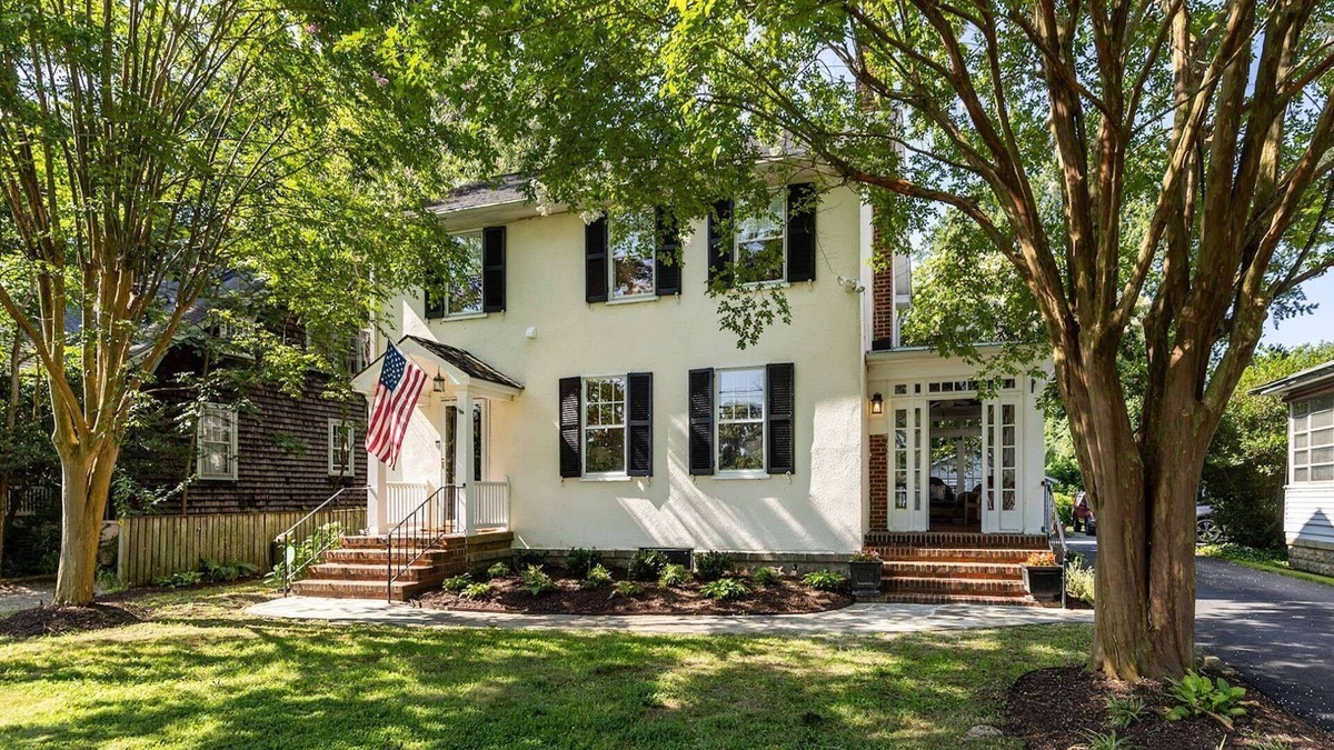 Annapolis House | Historic Charm Meets Walkable Convenience in the Heart of Annapolis with Parking
