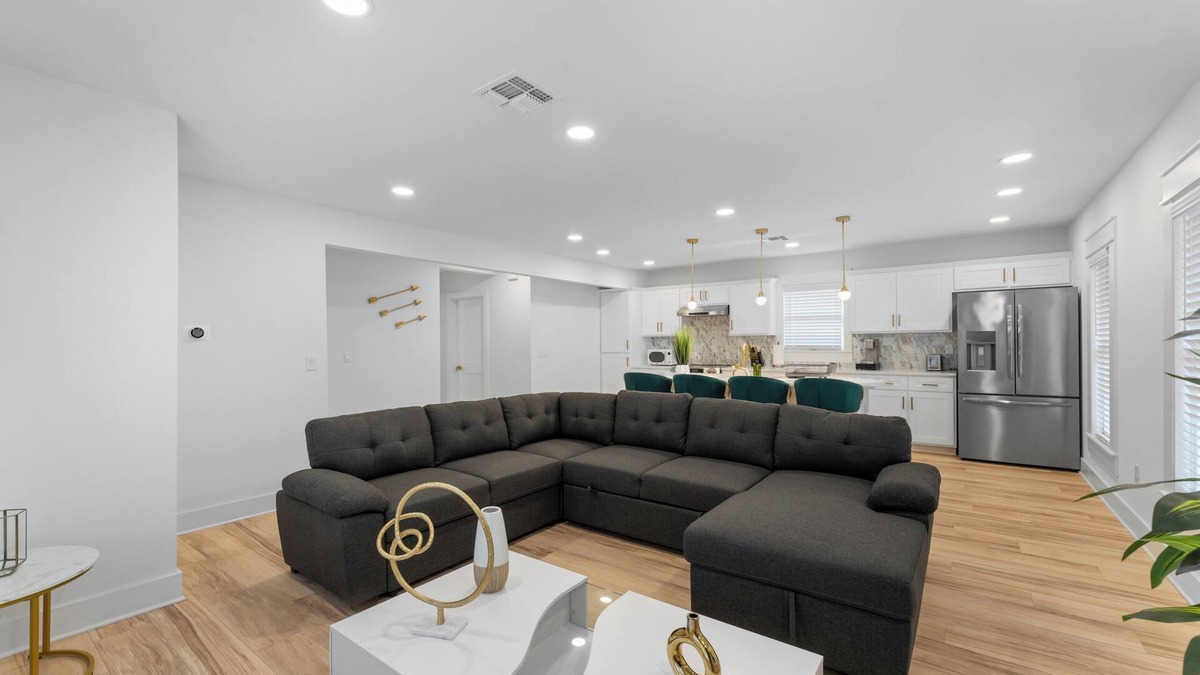 Monte Vista Apartment | Historic Charm Modern Stay Near Zoo, Downtown & Pearl. Fast Wi-Fi, Pet-Friendly!