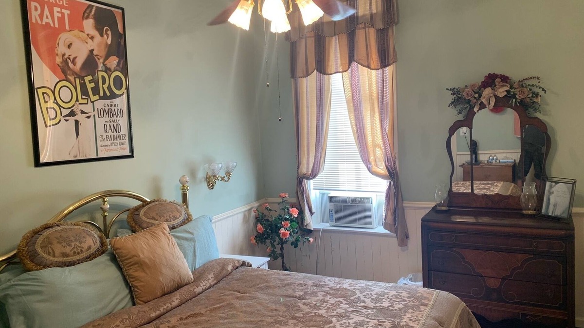 Osceola Hotel | Historic Commercial Hotel (Est.1868) Sally Rand Suite