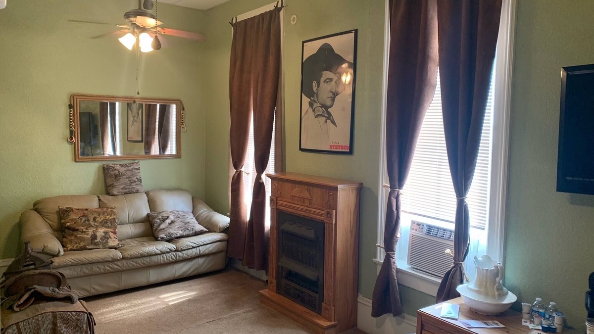 Osceola Apartment | Historic Commercial Hotel(Est. 1868)Tom Mix Suite