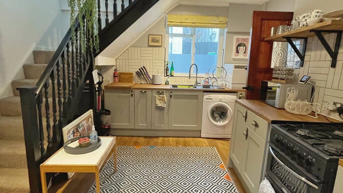 Margate Cottage | Historic cosy Old Town cottage-parking, garden, 2-min walk to beach