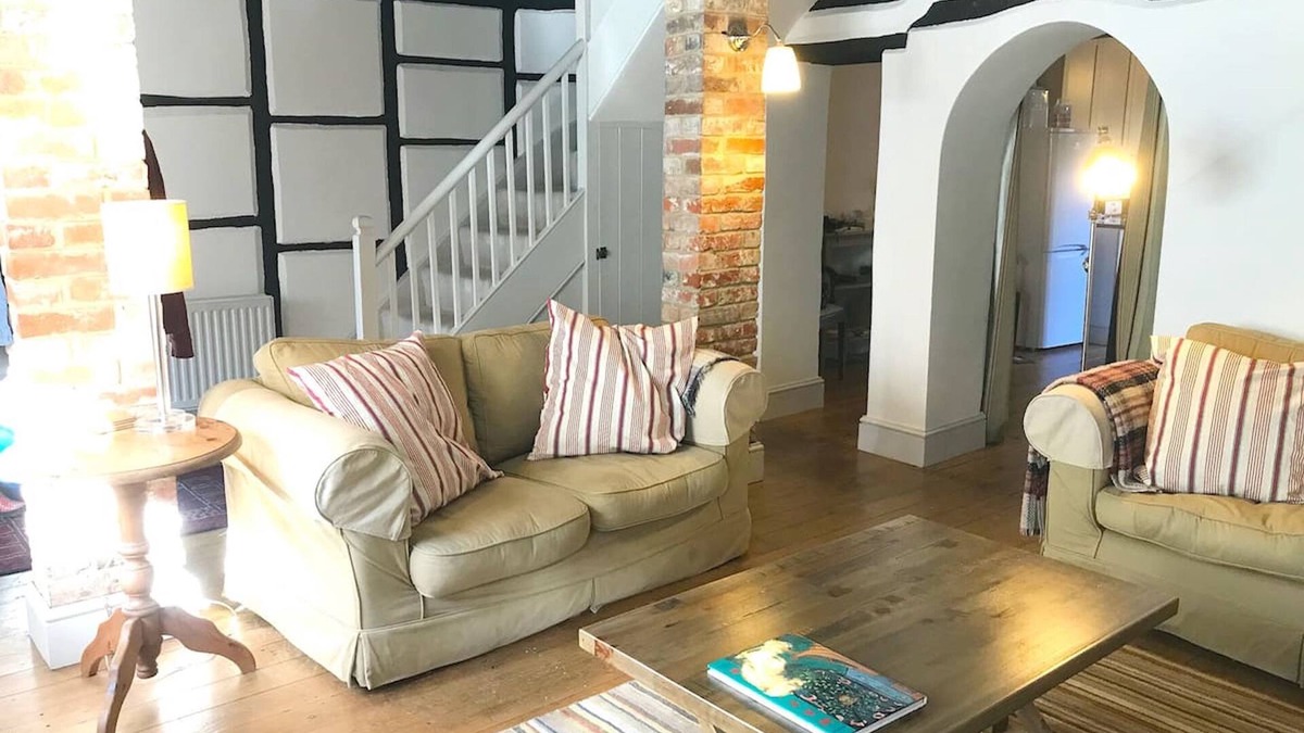 Shaftesbury Cottage | Historic cottage in the heart of Shaftesbury's Saxon area - town and country.