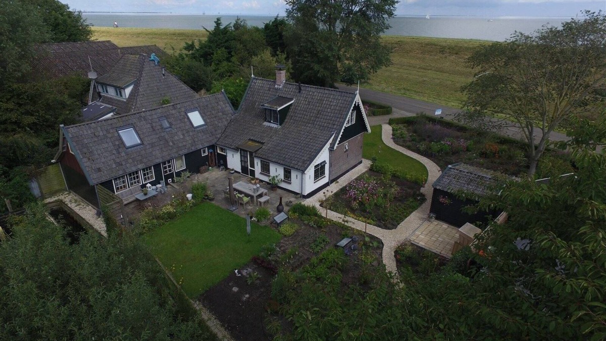 Andijk Cottage | historic cottage in scenic Dutch landscape at IJsselmeer