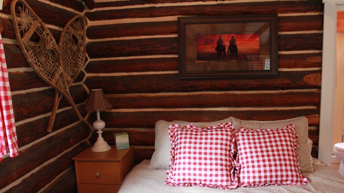 Clinton Cabin | Historic Cowboy LogCabin on Working Ranch, private&surrounded by nature,LoonLake