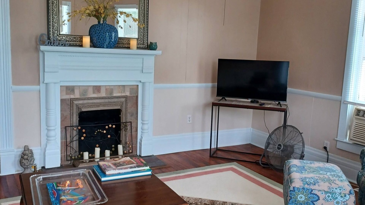 Eddyville House | Historic Cozy Cottage 5 to 10 Mins. from, Fishing, Golfing, Waterpark, Hunting