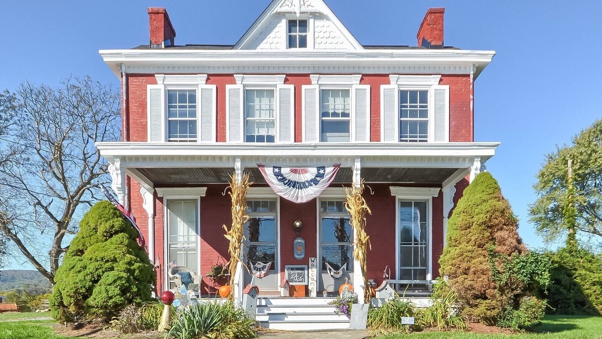 Myersville House | Historic cozy farmhouse in the ❤️ of Myersville , MD close to Rt 70! Welcome Home