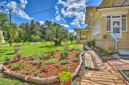 Crescent City Apartment | Historic Crescent City Studio - Lakefront with Dock!