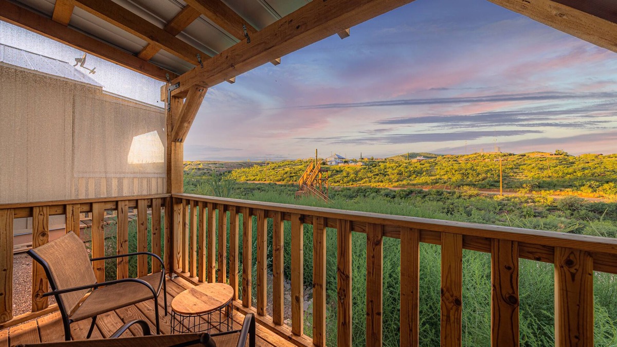 Tombstone Cabin | Historic Decor, Free WIFI&Parking, walking distance, Miners Cabin #4 (KING Bed)