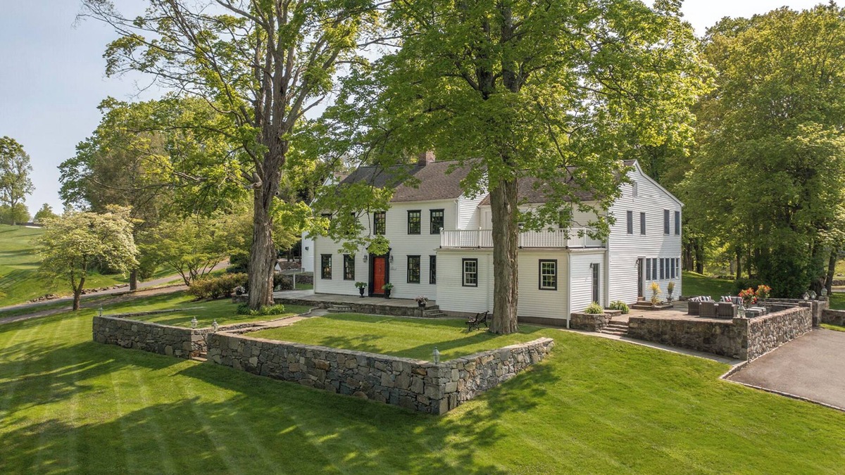 Easton House | Historic Designer City Getaway