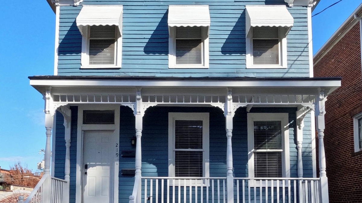 Petersburg Apartment | Historic District 2 Bedroom Gem