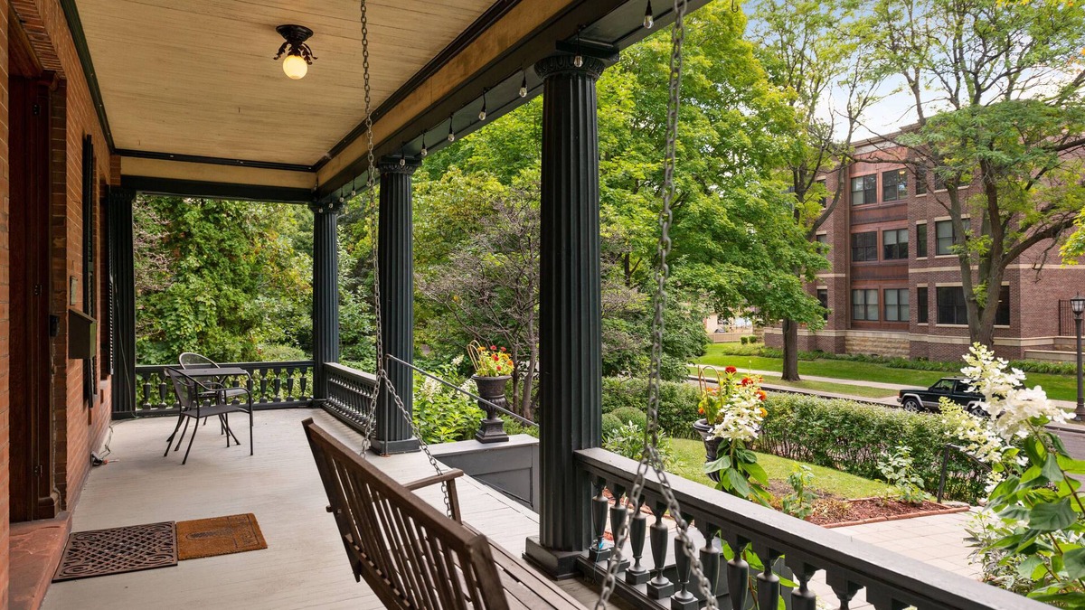 Summit - University Bed & Breakfast | Historic District B&B