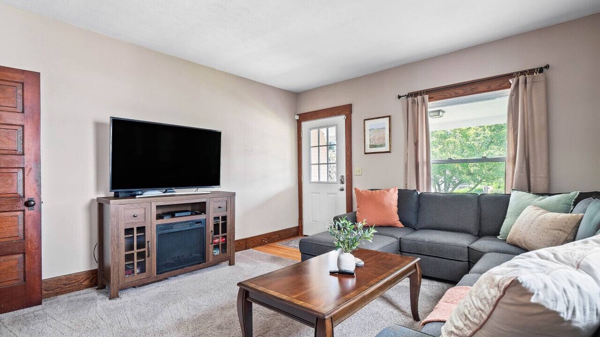 Bedford House | Historic District|Fully Stocked Kitchen|Coffee Bar|Sleeps 6