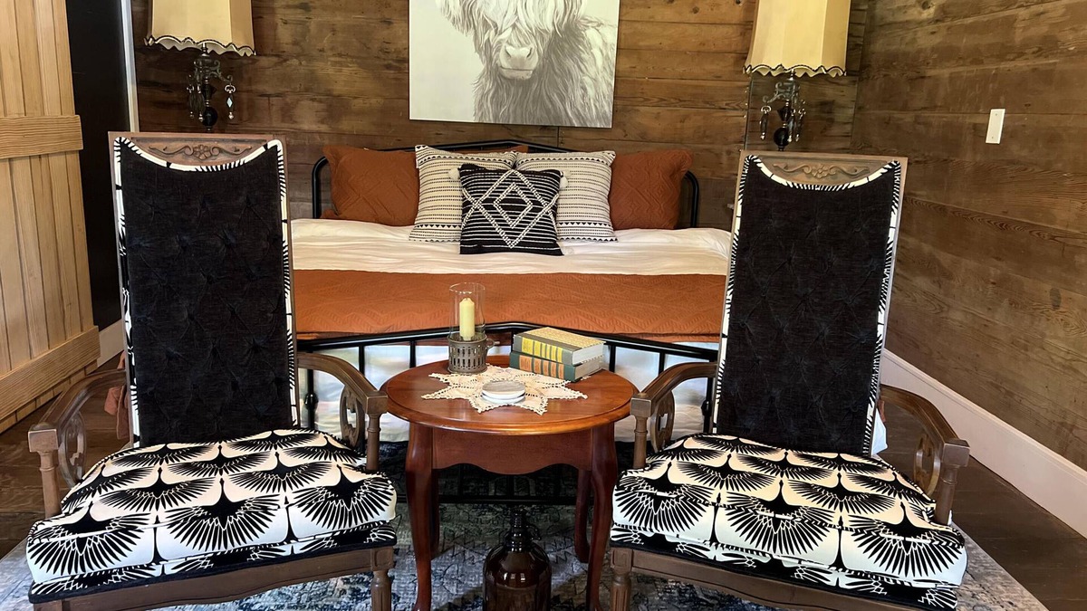 Washington Cabin | Historic Dog-Trot cabin huge porch Farm-stay
