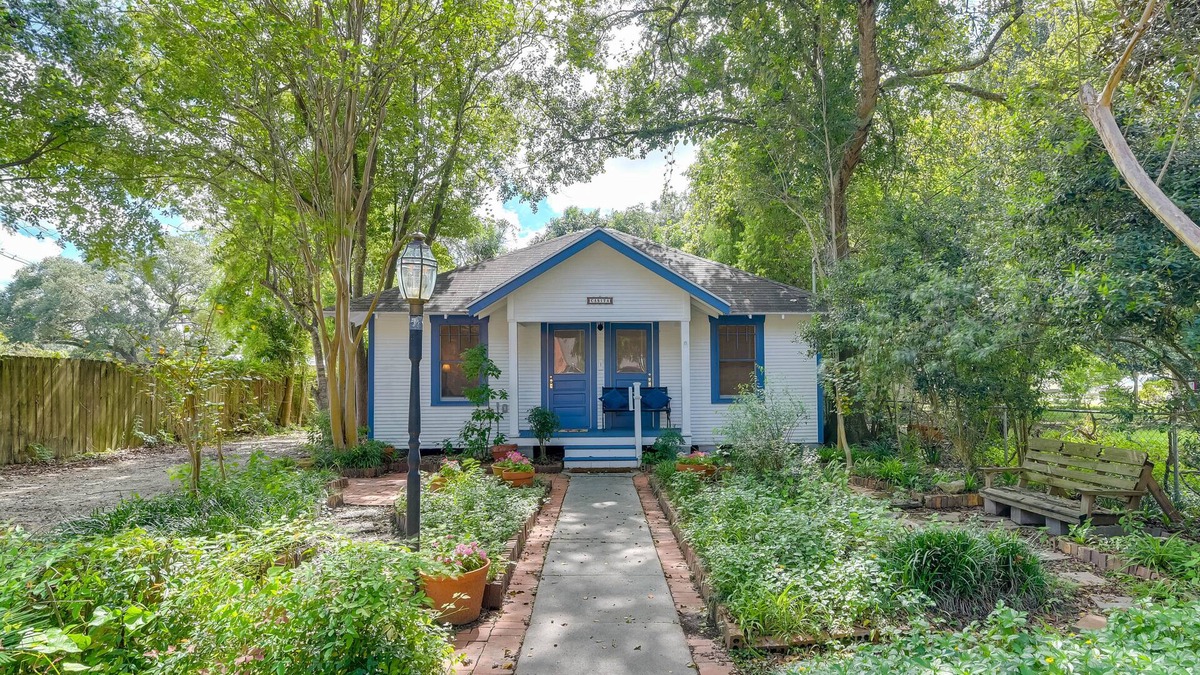 Alvin Cottage | Historic Downtown Alvin Cottage Near Eats & Shops!