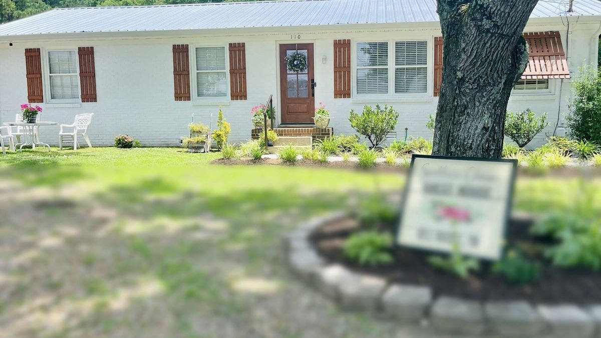 Bell Buckle House | Historic downtown Bell Buckle! Southern Charm Guest House
