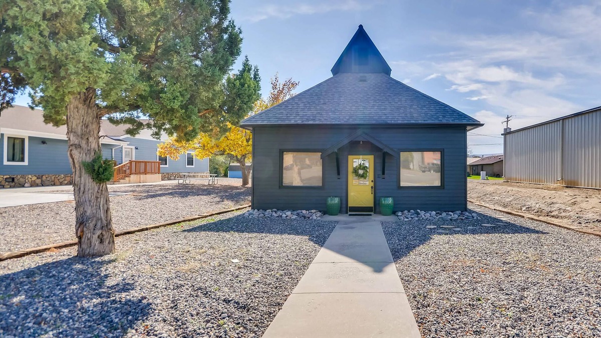 Thermopolis House | Historic downtown bungalow, a short walk to hot springs and dinosaur museum.