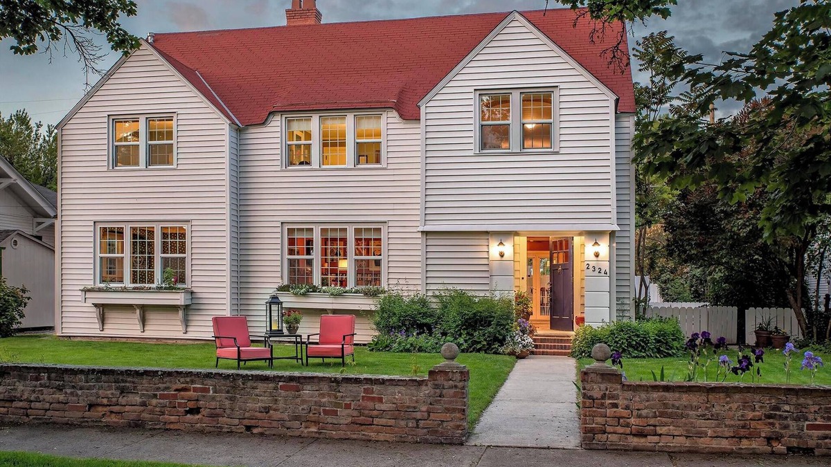Baker City House | Historic Downtown Baker City Home with firepit, walk everywhere!.