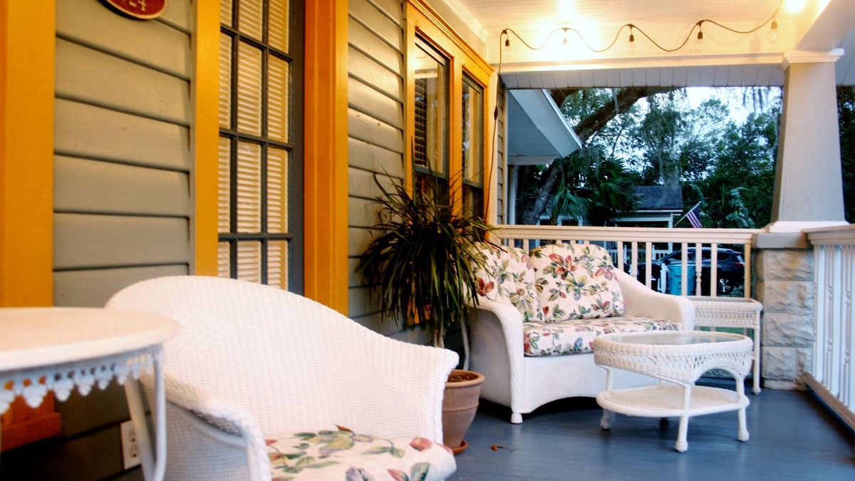 Colonialtown South House | Historic downtown bungalow