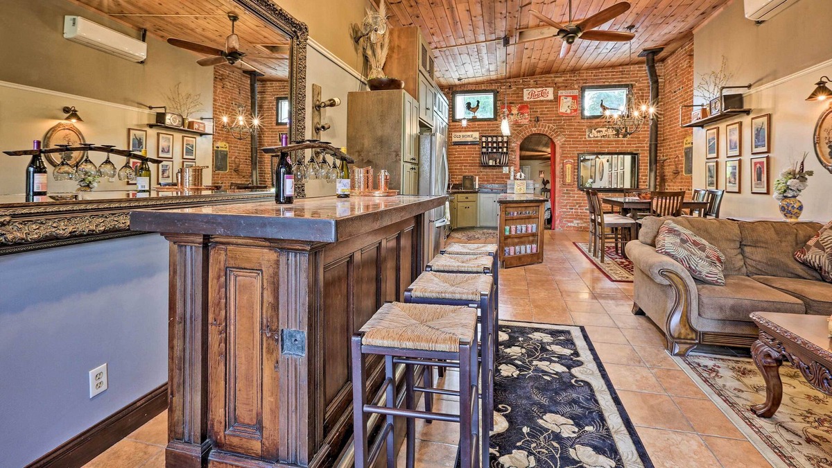 Colusa House | Historic Downtown Escape - Steps to Levee Park!
