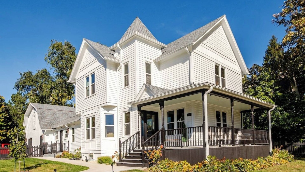Grayslake House | Historic downtown Grayslake 4-bed 3-bath