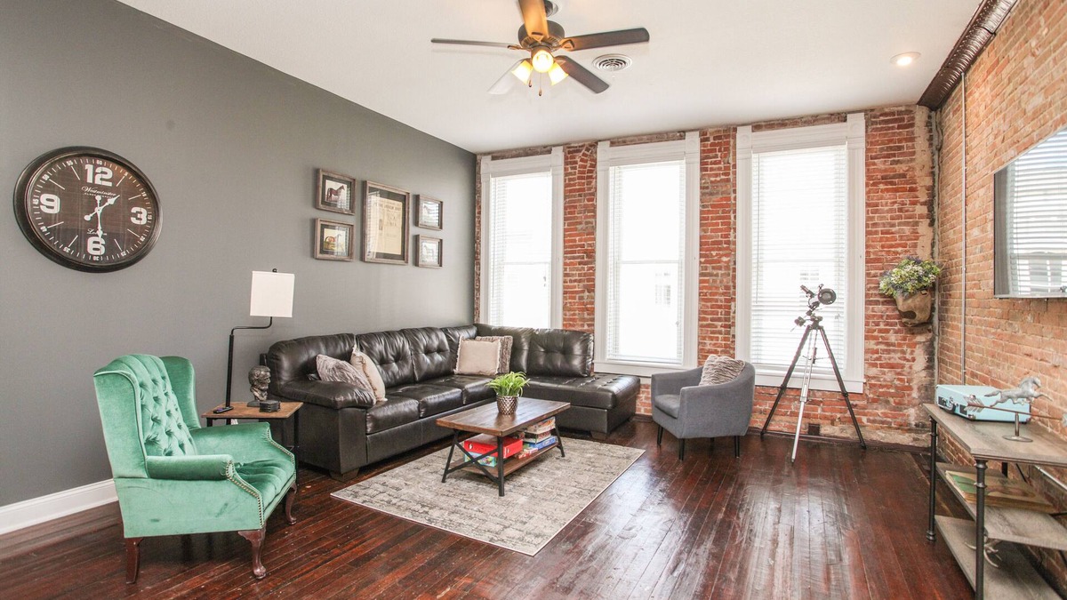 Lincoln Apartment | Historic Downtown Lincoln's Loft Derby Suite - Lincoln, IL
