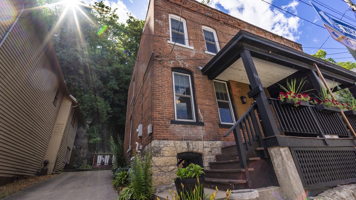 Dubuque House | Historic Downtown townhouse