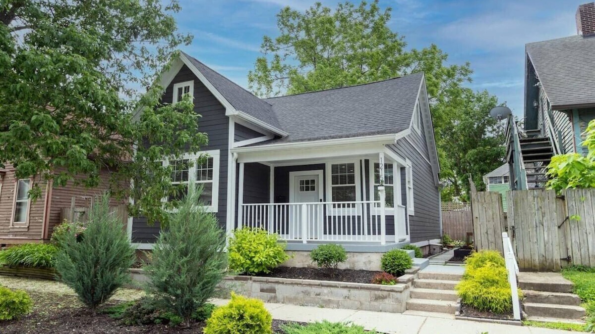 Holy Cross House | Historic Downtown Haven | Patio & Free Parking