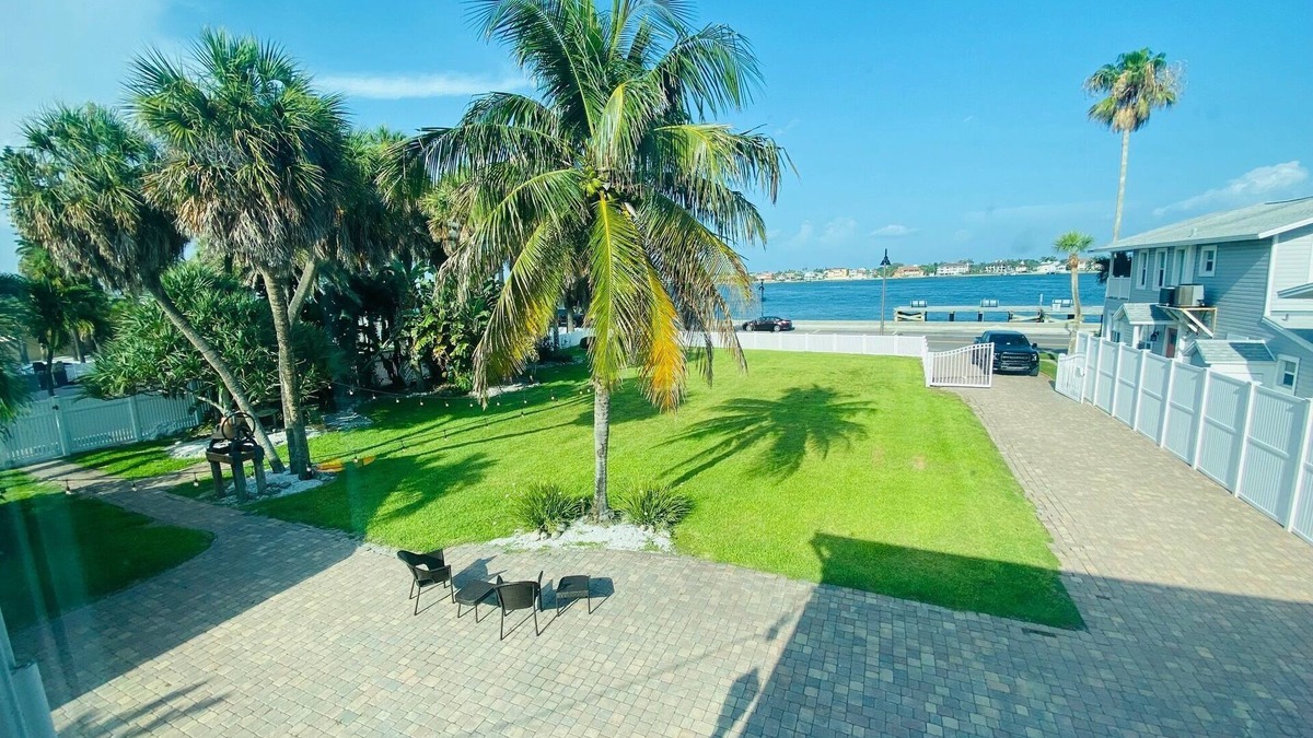 Pass-a-Grille Historic District Apartment | Historic Downtown Pass A Grille Beach 15K Sq Ft!