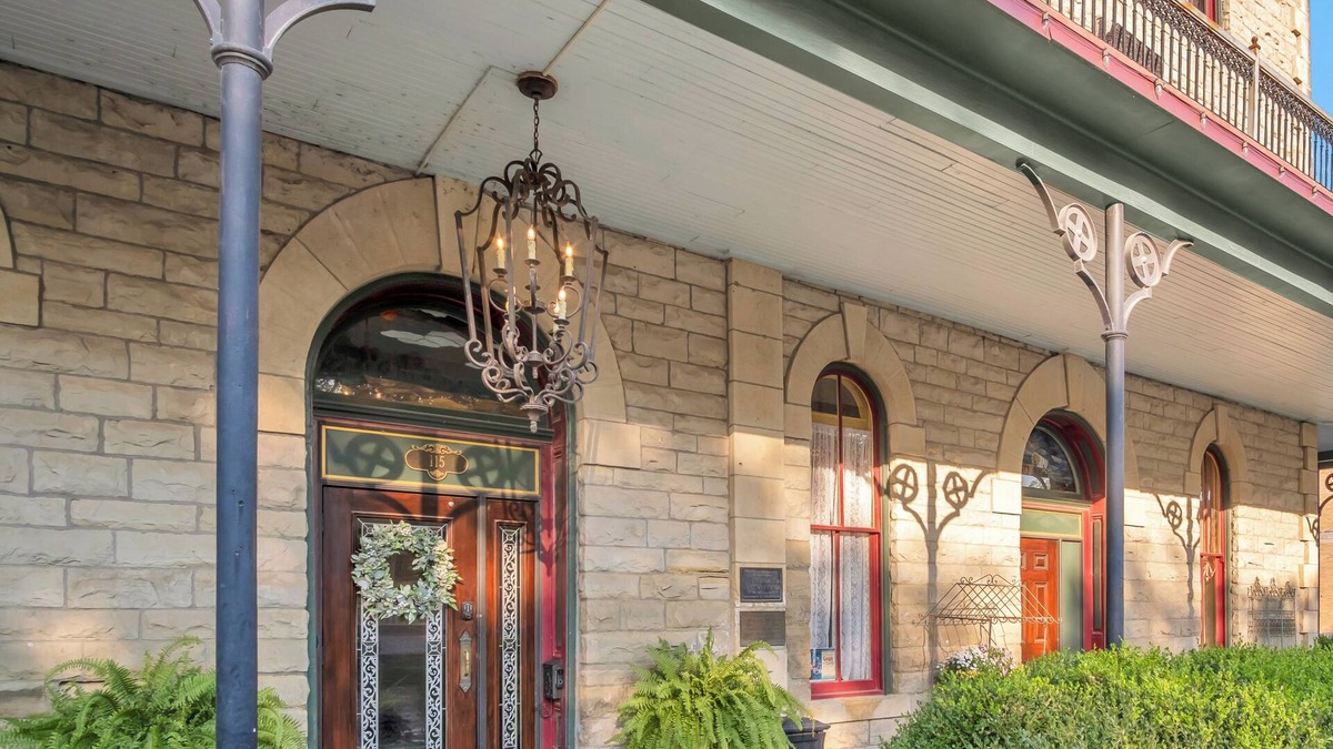 Marion Hotel | Historic Elgin Hotel