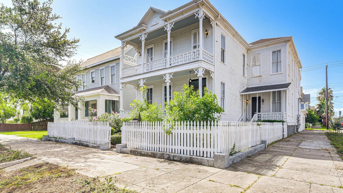 Galveston Apartment | Historic Escape: Walk to The Strand Galleries!
