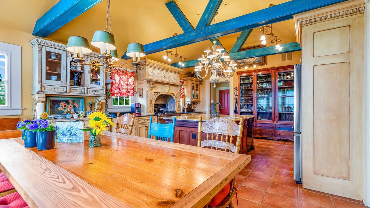 Franklin Springs House | Historic fairytale home & studio with gourmet kitchen, washer/dryer, & AC