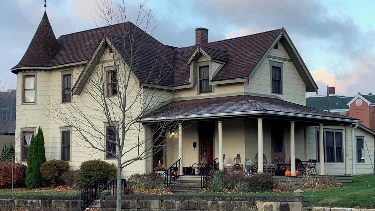 Oakland House | Historic Family 6-bedroom home on delightful 2nd Street in Oakland, MD