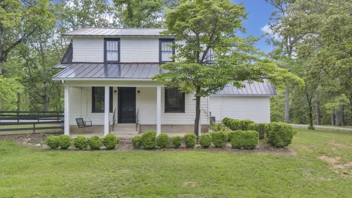 Roanoke House | Historic Farmhouse|5 acres|Hot Tub| Parkway Access