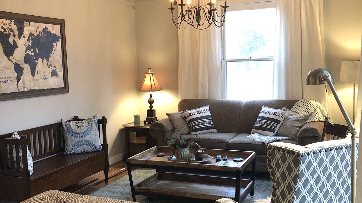 Topeka House | Historic Farmhouse ~ Near Historic NOTO~Bring The Entire Family!