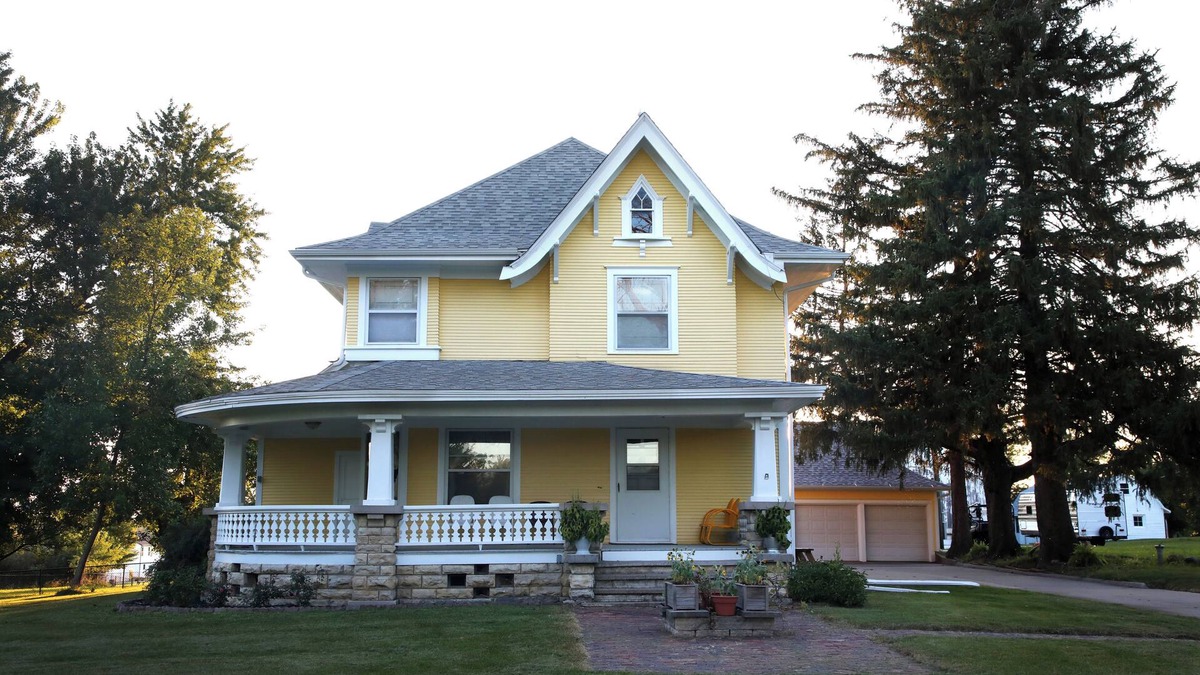 Marion House | Historic farmhouse on an acreage in Marion