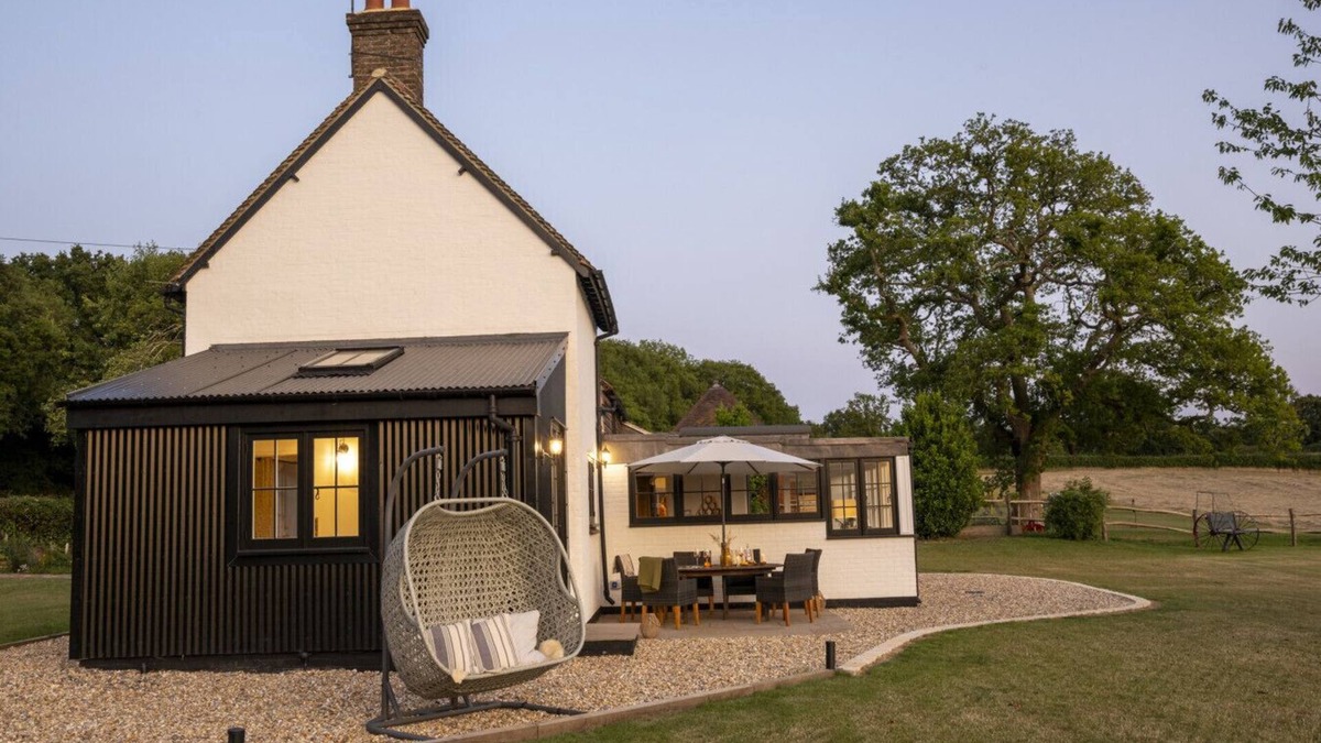 Plumpton Green Cottage | Historic Farmhouse Retreat |South Downs |Sleeps 8