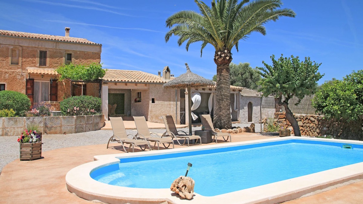 Santa Margalida House | Historic finca with modern comfort and panoramic views, pool, calm nature, WiFi