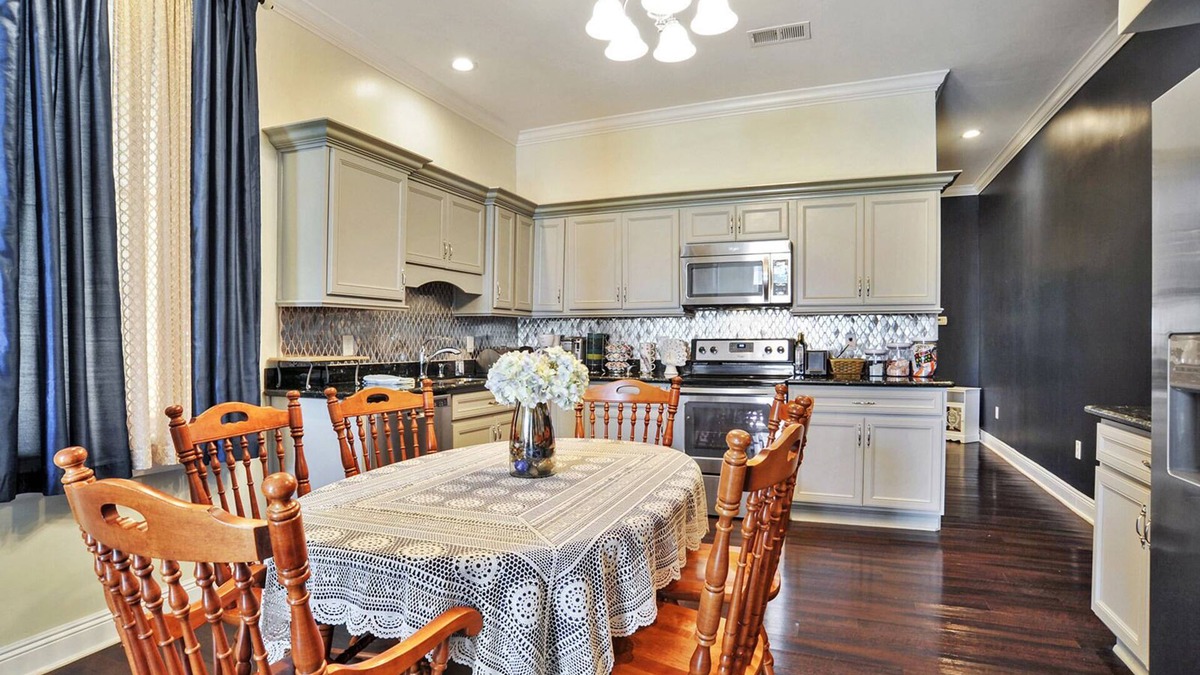 Saint Thomas Development Bed & Breakfast | Historic Garden District 2-Story Home-Large group approved