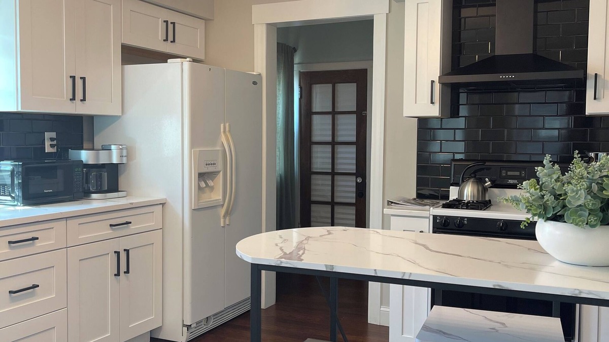Ohio City House | Historic Gem Entire Home Mins 2 Mrkt, Dwntwn, & Trails, 2 King Beds, Arcade