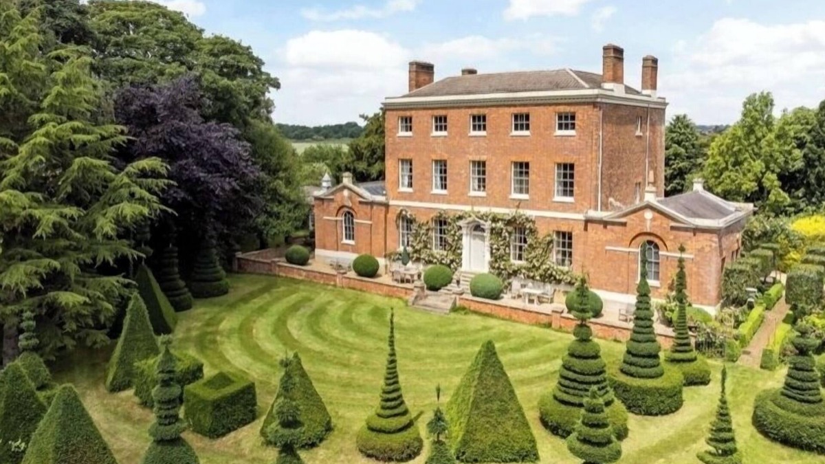 Pointon House | Historic Georgian Estate with Breathtaking Topiary Garden – Pet Friendly
