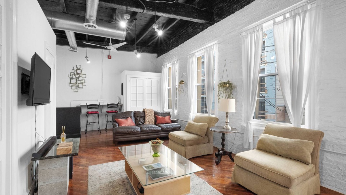 Germantown Apartment | Historic Germantown 1BR Loft