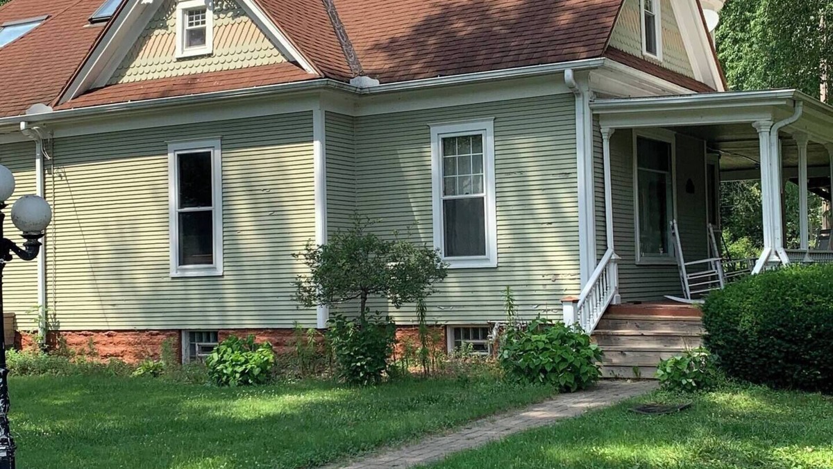 Dixon Bed & Breakfast | "Historic Grand Detour Victorian Home"