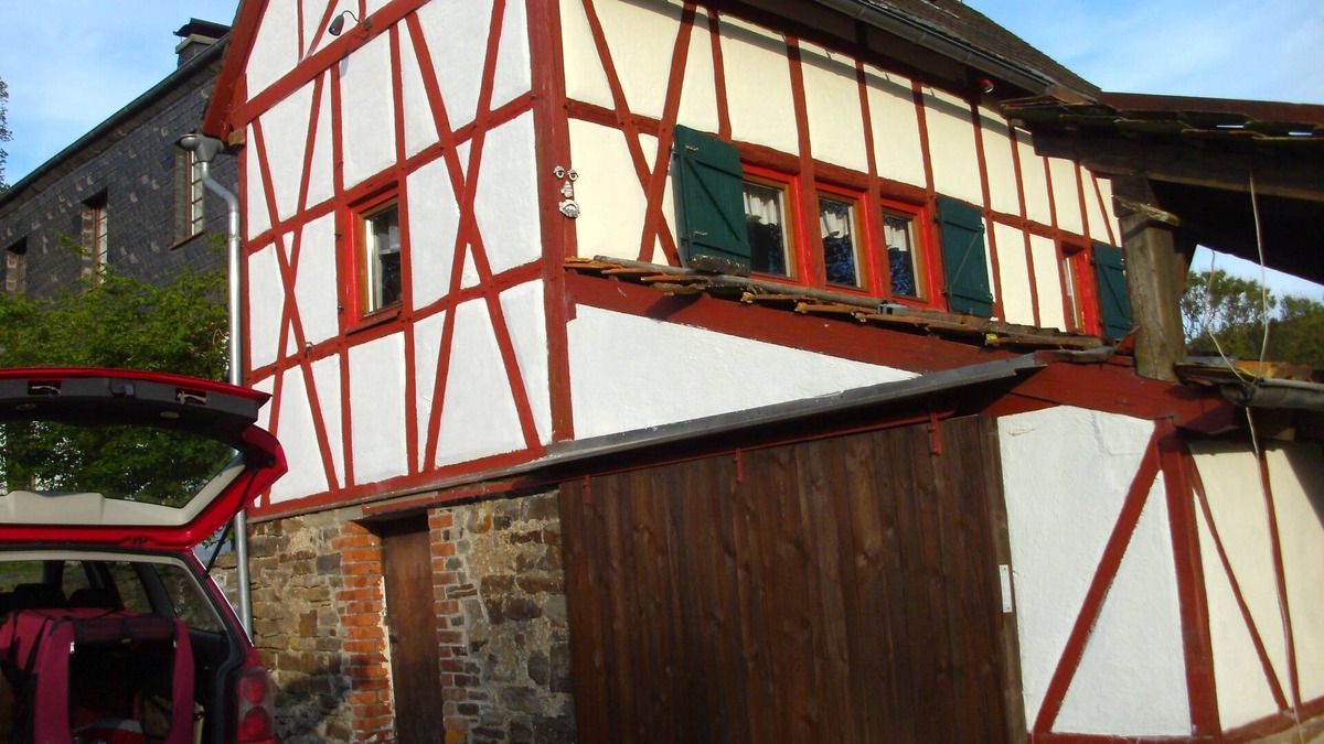Wirft Cottage | historic half-timbered house on the edge of a forest in a secluded location