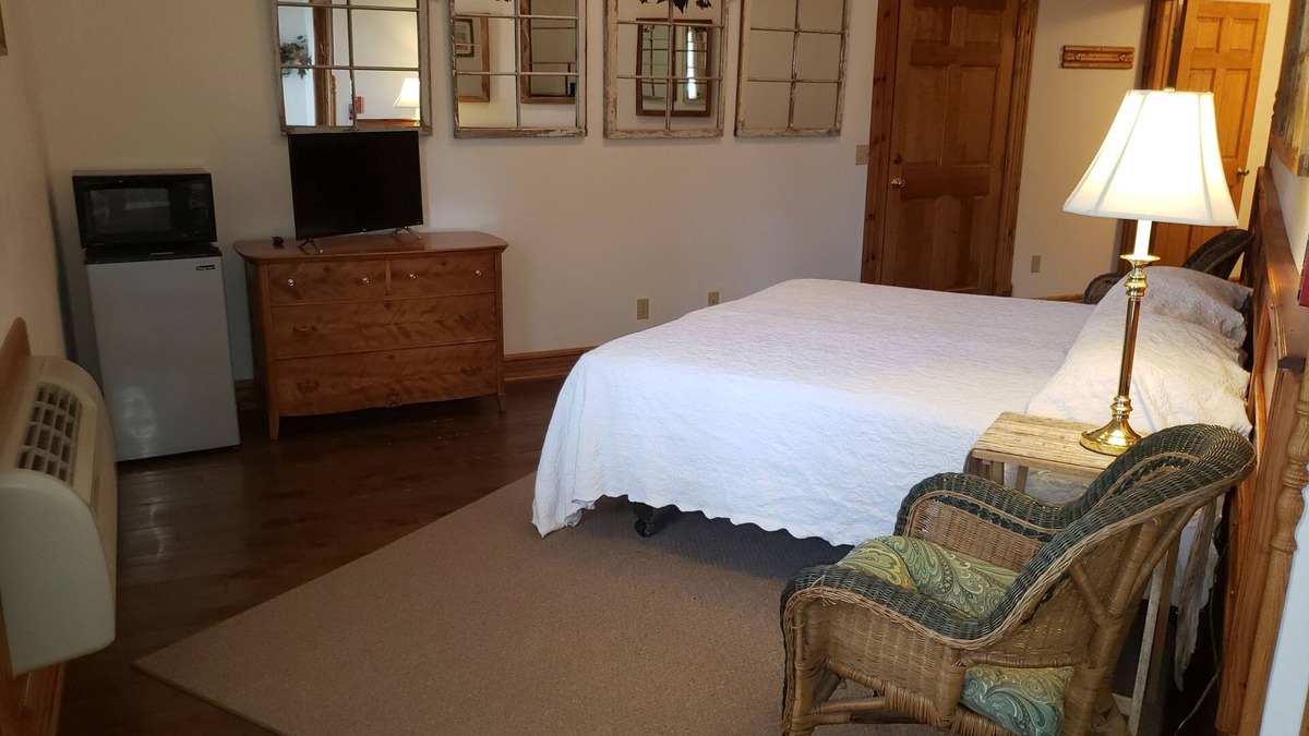 Bartlett House | Historic Hardware Inn with River Views: Suite 103