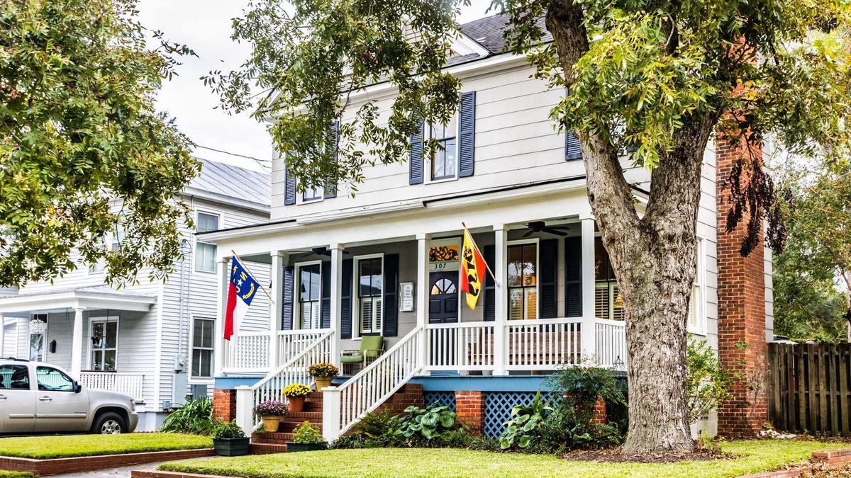 New Bern House | Historic Heath House steps from the Neuse River